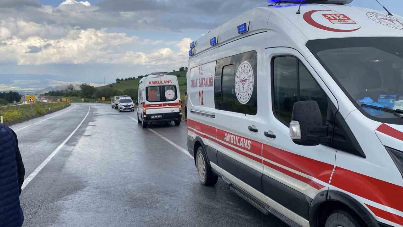 Zile'de Ürkütücü Kaza: Tarlaya Savrulan Aracın İçinde Aynı Aileden 3 Yaralı