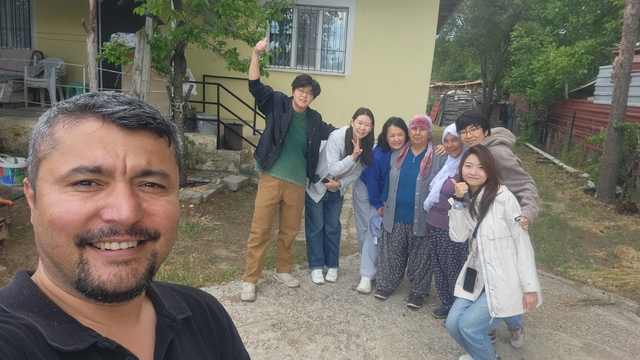 Çinli turistleri evinde misafir eden Denizlili çevirmen