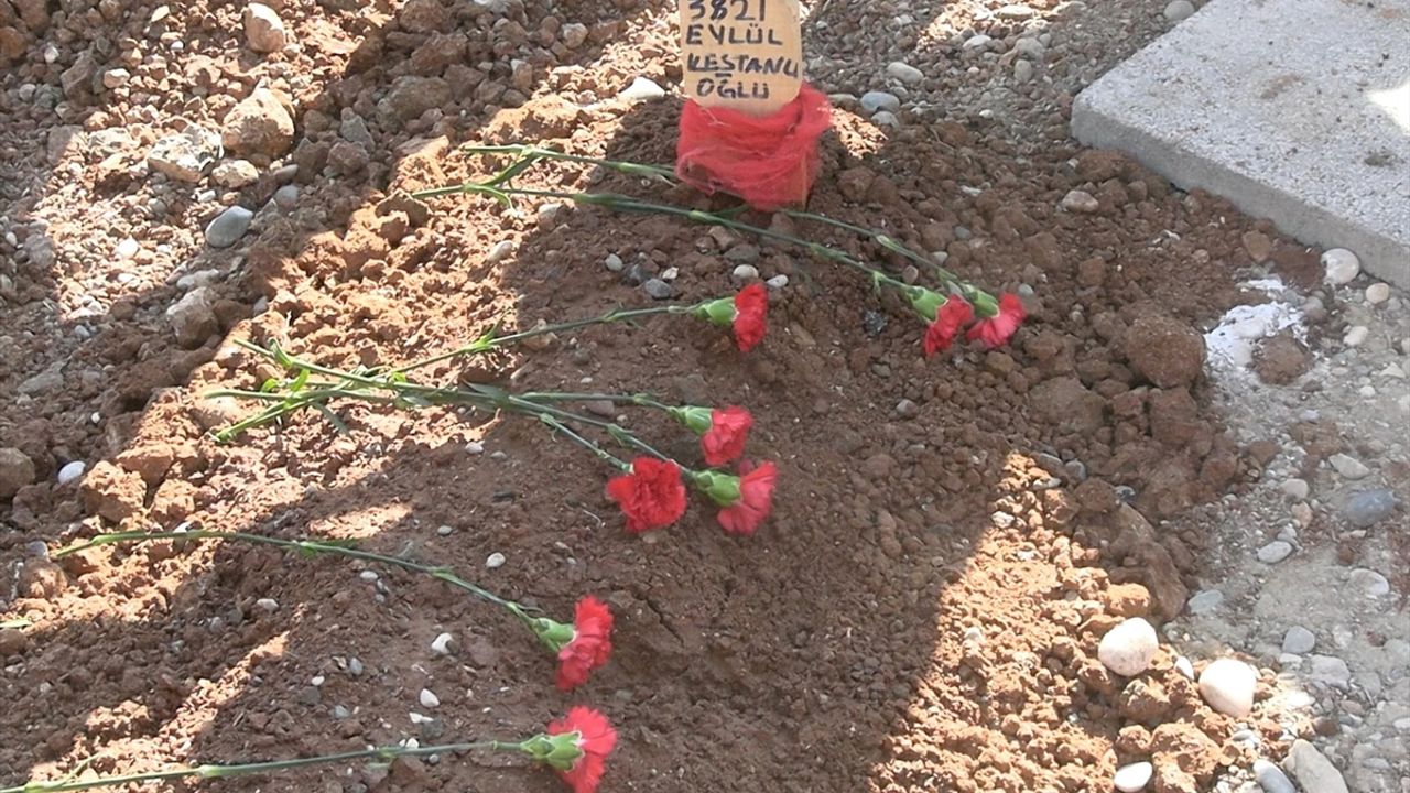Gaziantep'te trafik kazasında hayatını kaybeden anne ve 2 çocuğu son yolculuğuna uğurlandı.