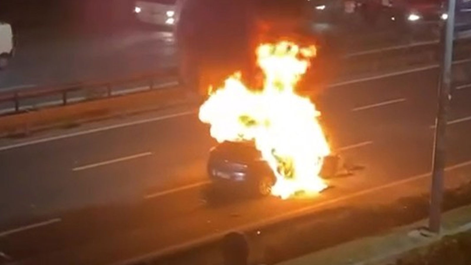 Kağıthane'de kaza: Otomobil bariyere çarptı, alev aldı.