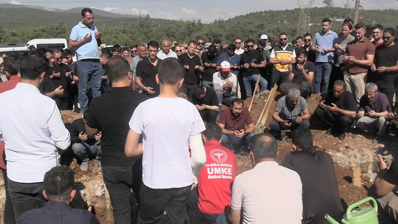 Kaza sonucu hayatını kaybeden anne ve 2 çocuğu toprağa verildi.