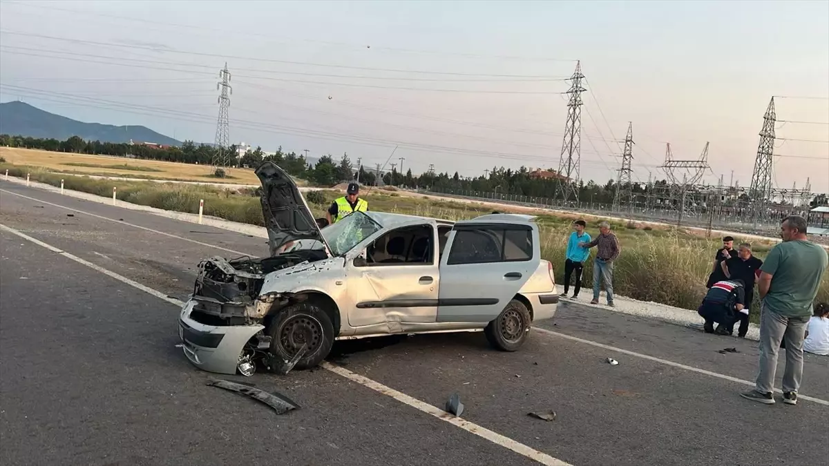 Uşak'ta trafik kazası sonucu 3 kişi yaralandı.