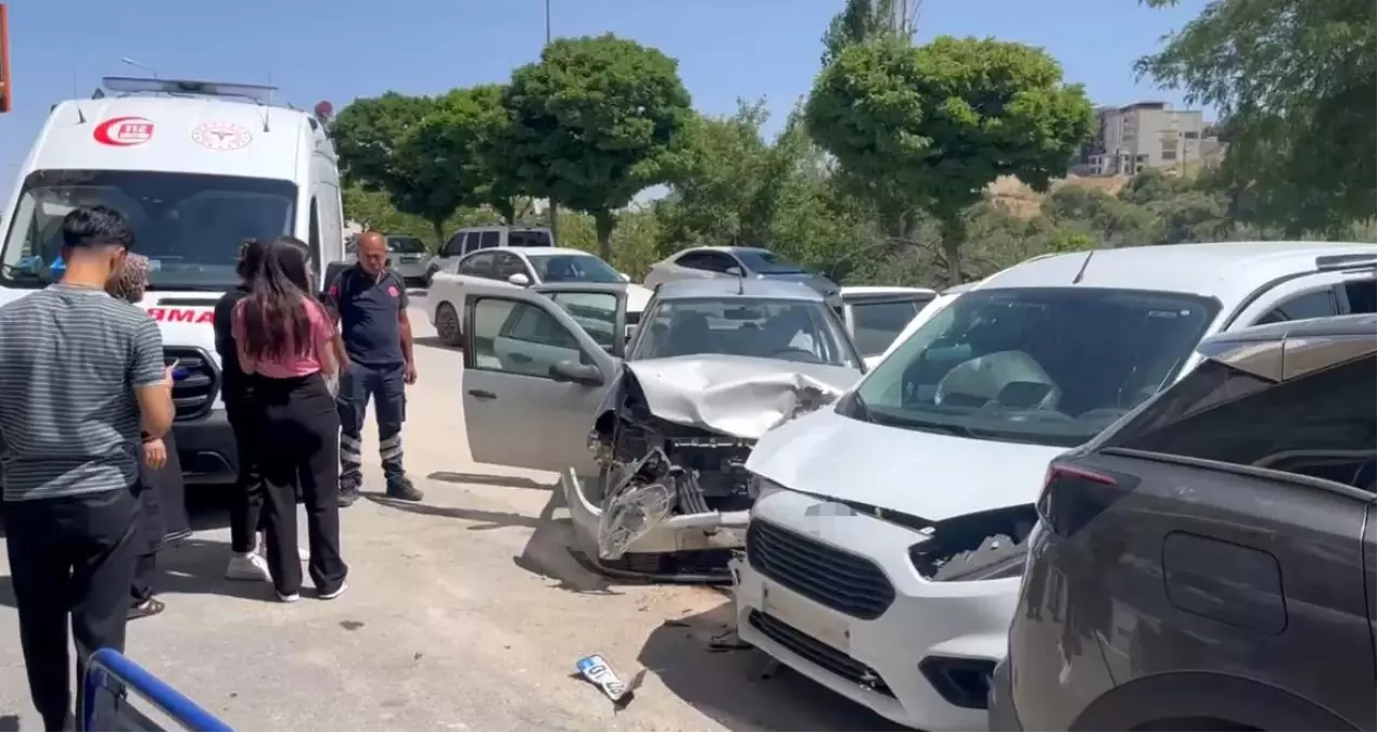 Besni'de Kaza: 3 kişi yaralandı.