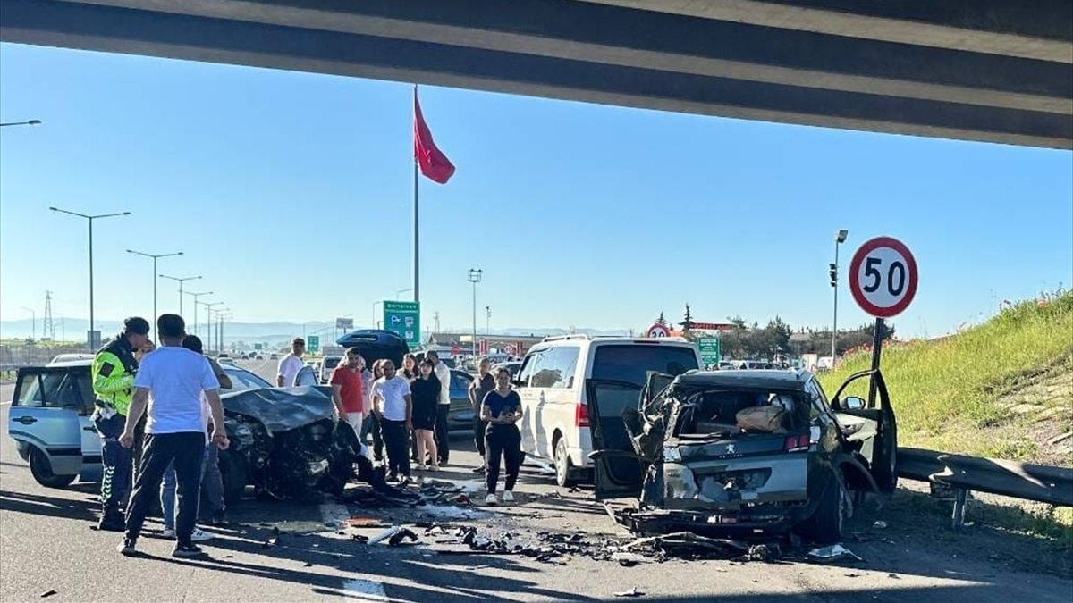 Bolu'da 4 araç karıştı: 1 kişi hayatını kaybetti, 6 kişi yaralandı.