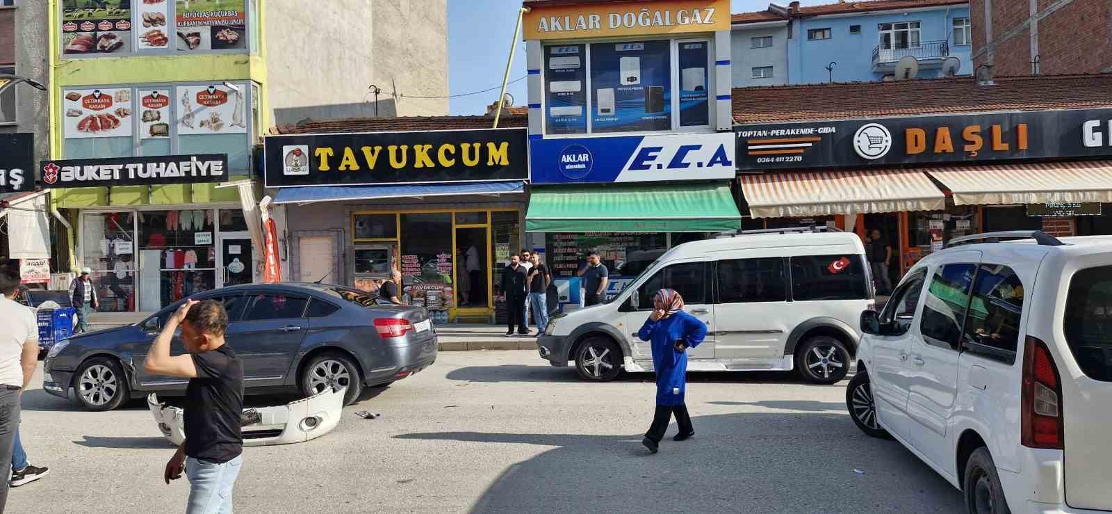 Çorum'da görüntülendi: 3 araç kaza yaptı.