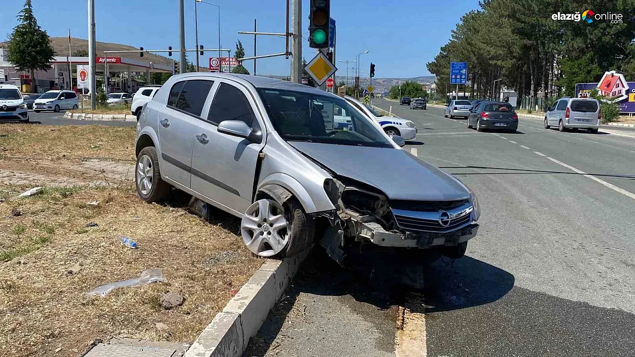 Elazığ'da Trafik Kazası: Havalimanı Kavşağında Otomobil Refüje Çıktı, Yaralılar Bulunuyor!