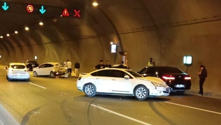 İzmir'de ardışık kaza: 3 kişi yaralandı.