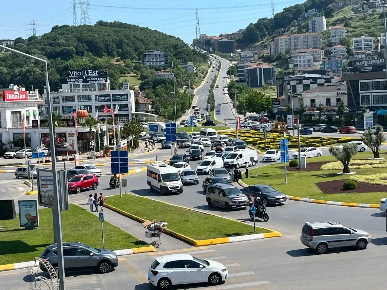 Serdivan Tunatan Kavşağında Kaza: Yaralı Yok, Trafik Durdu.