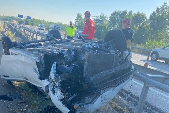 Balıkesir-Bursa karayolunda trafik kazasında 2 kişi yaralandı.