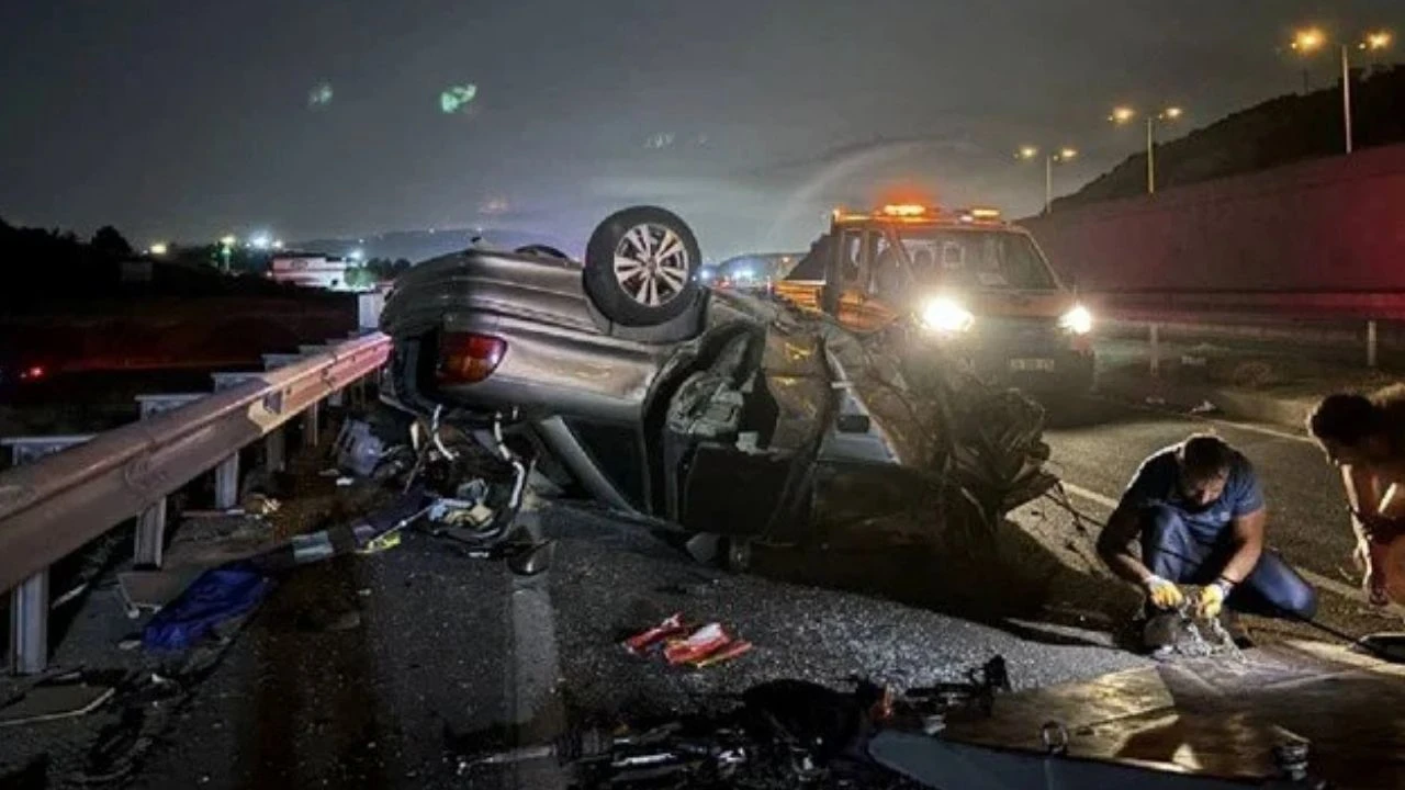 İzmir'de kaza: 2 kişi hayatını kaybetti, 1 bebek yaralandı.