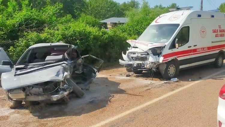 Ölü ve yaralılar olduğu feci kaza: Ambulans ile araç çarpıştı.
