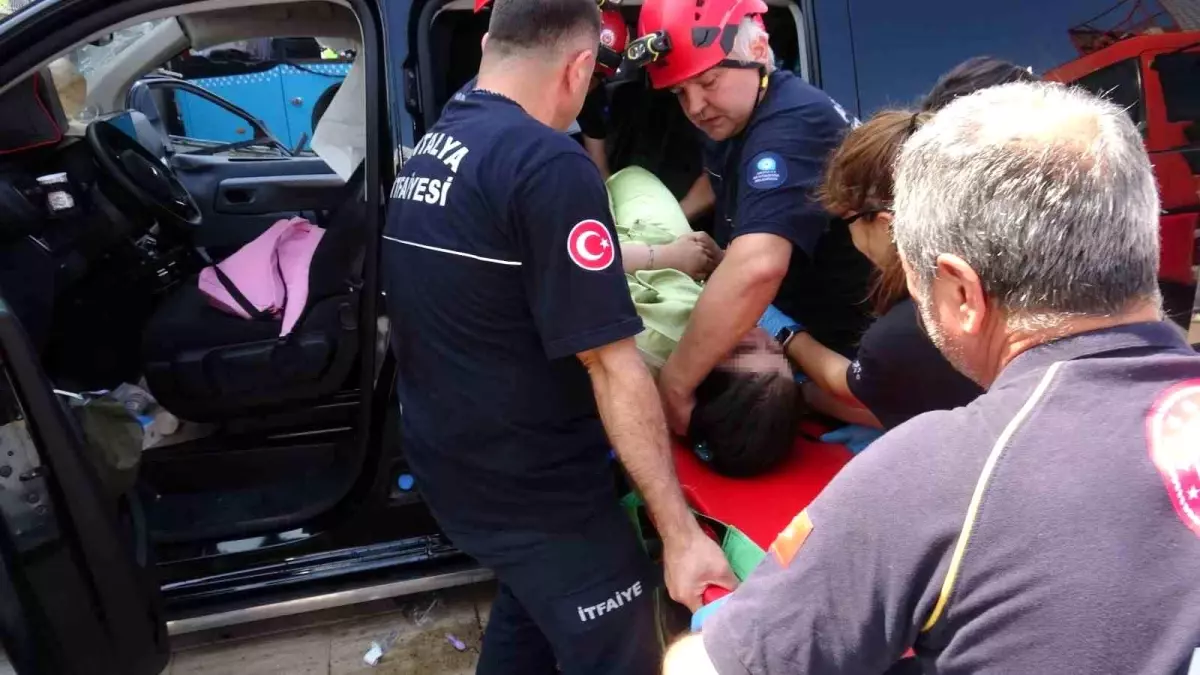 Antalya'da Kaza: 3 Kişi Yaralandı