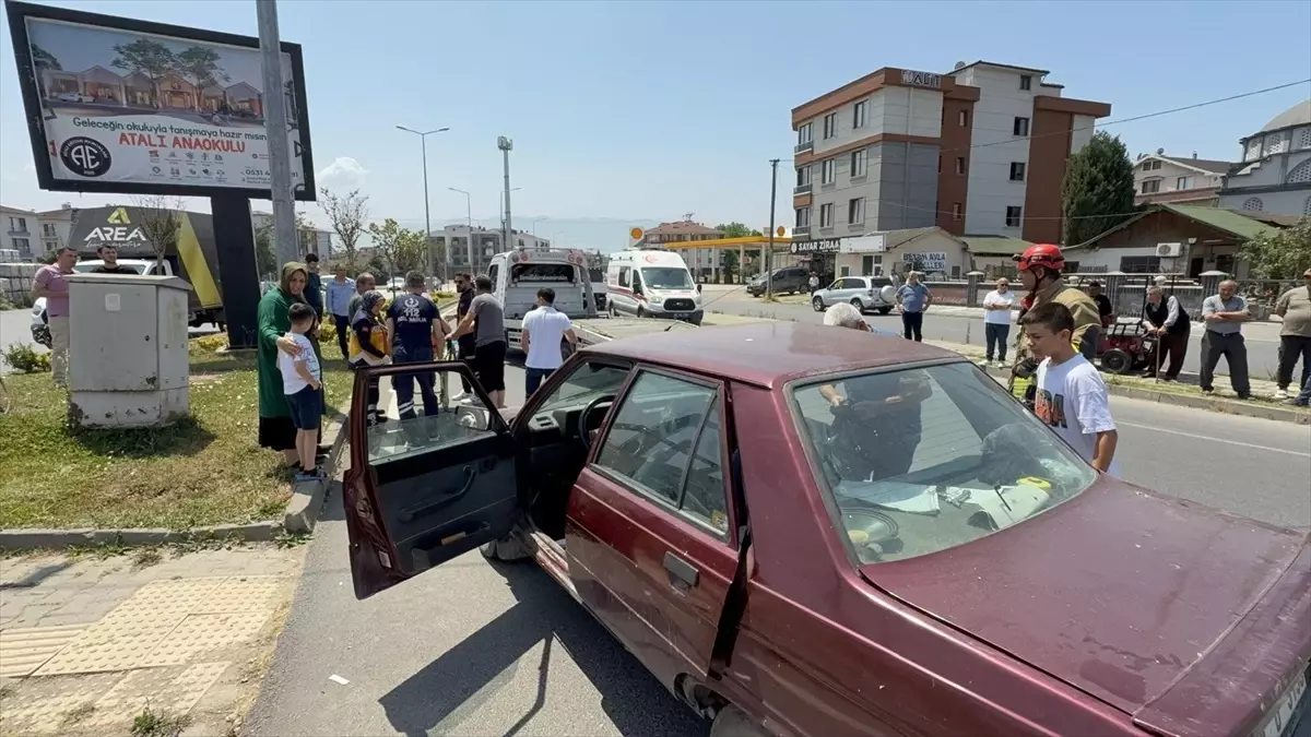 Düzce'de Kaza: 3 Kişi Yaralandı