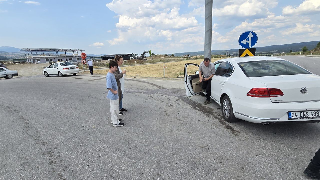 Eskişehir sınırında meydana gelen trafik kazasında dört kişi yaralandı.