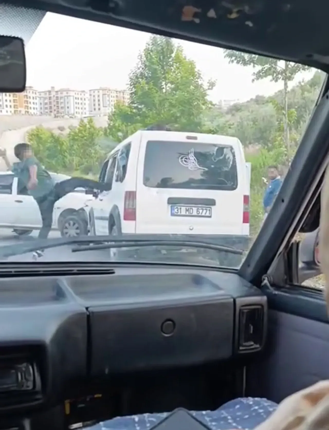 Korkutucu manzara: Kaza yapan araçtaki insanları dehşete düşürdüler.