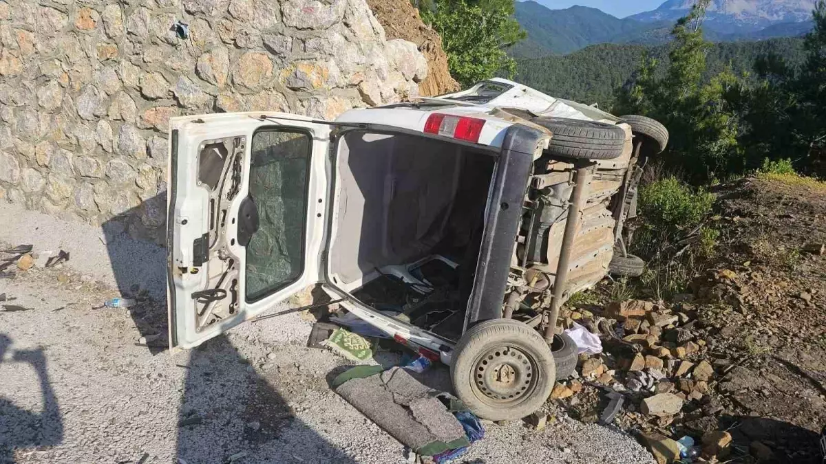 Manavgat'ta trafik kazasında şoför ciddi şekilde yaralandı.