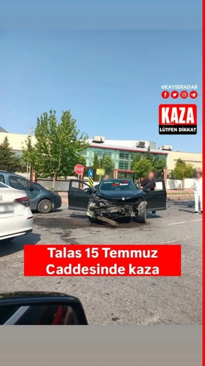 Talas'ta 15 Temmuz Caddesi'nde bir trafik kazası yaşandı.