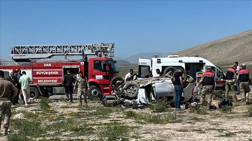 Van'daki kaza sonucu 4 kişi hayatını kaybetti, 2 kişi de yaralandı.
