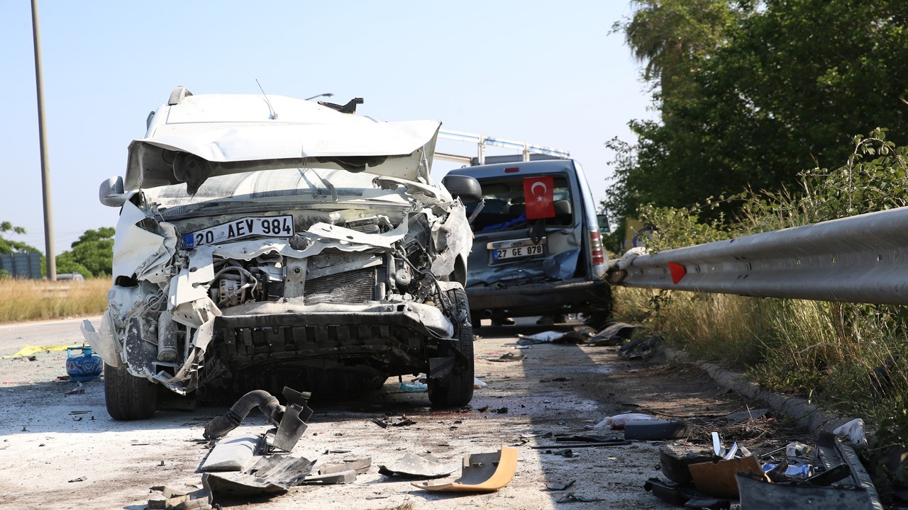 Zincirleme trafik kazasında Hatay'da 1 kişi hayatını kaybetti, 10 kişi yaralandı.