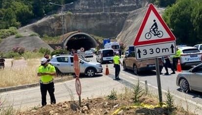 Antalya'da trajik kaza: 2 kişi hayatını kaybetti, 4 kişi yaralandı.