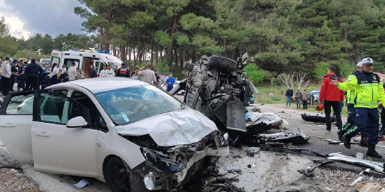 Bayramda meydana gelen kazalarda 26 kişi hayatını kaybetti, 3 bin 590 kişi yaralandı.