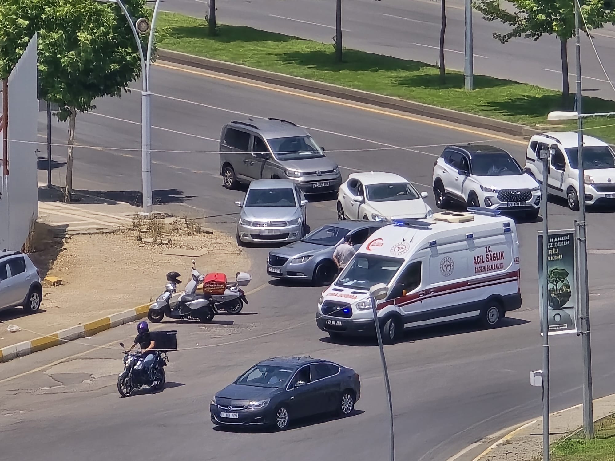 Diyarbakır'da trafik ışıklarında çarpışma meydana geldi.