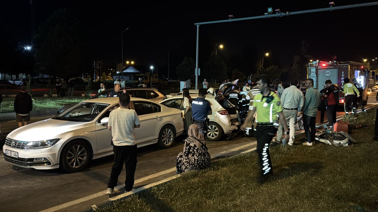 Kütahya - Afyon Yolunda Zincirleme Trafik Kazası: 6 Araç Kaza Yaptı, Çok Sayıda Yaralı Bulunuyor