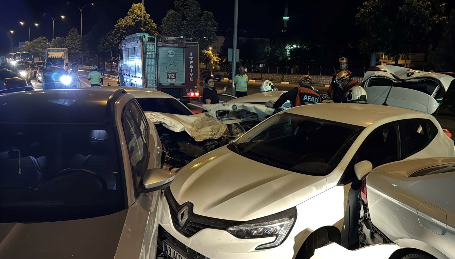 Kütahya'da zincirleme kaza sonucu 4 kişi yaralandı.