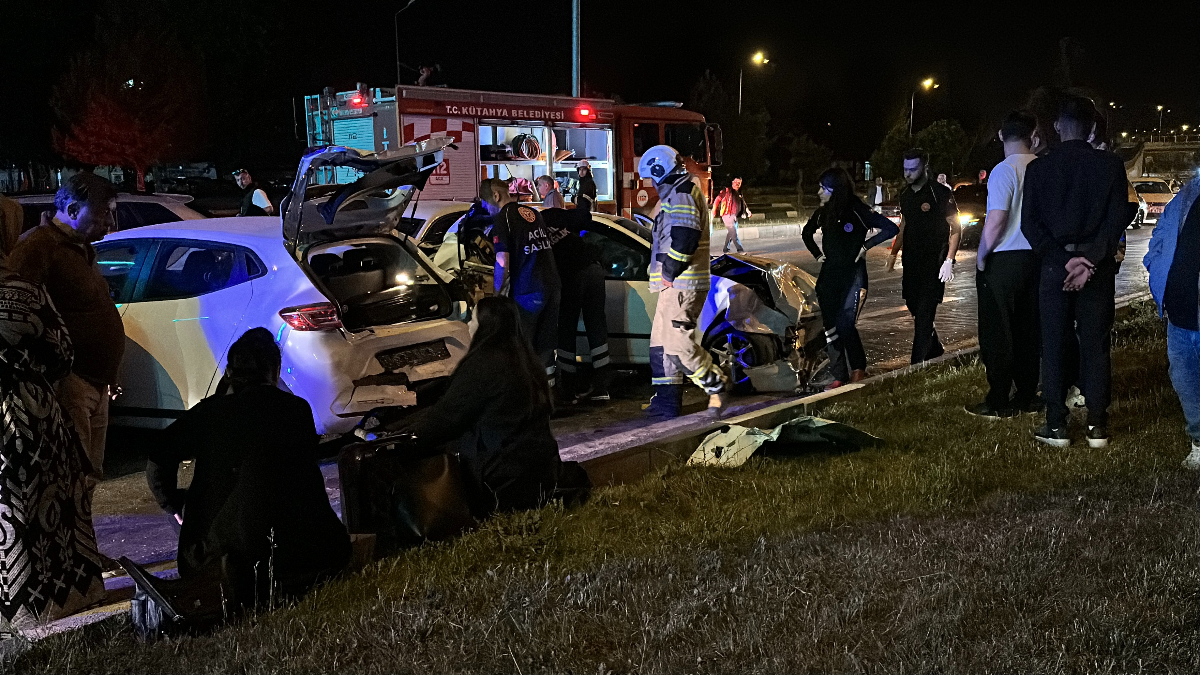 Kütahya'da meydana gelen zincirleme trafik kazasında 2'si ciddi olmak üzere toplamda 6 yaralı var.