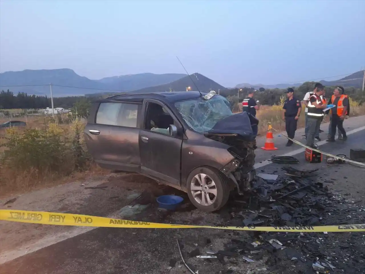 Menderes'te trafik kazasında 5 kişi hayatını kaybetti, 2 kişi yaralandı.