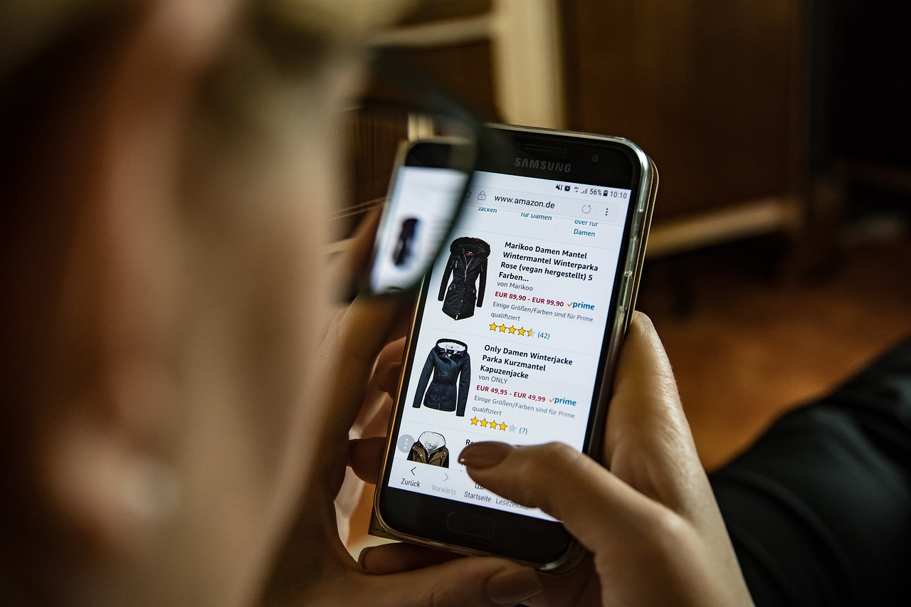 スマートフォンでECサイトを閲覧する人