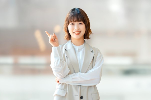 人差し指を立てる笑顔のビジネスウーマン