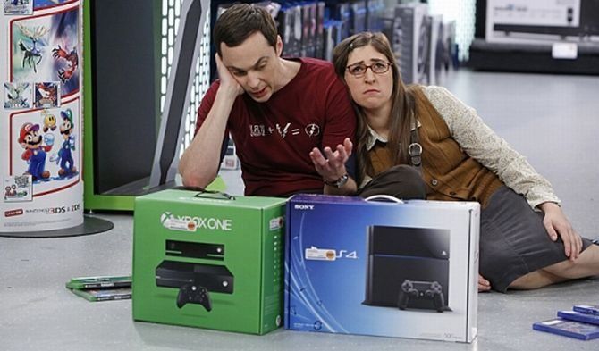 Big Bang Theory mette a confronto PS4 e Xbox One - Quale console sceglierà Sheldon?