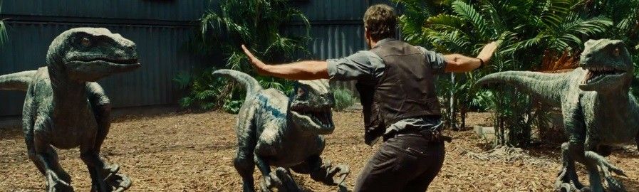 I dinosauri di Jurassic World fanno tremare il Super Bowl