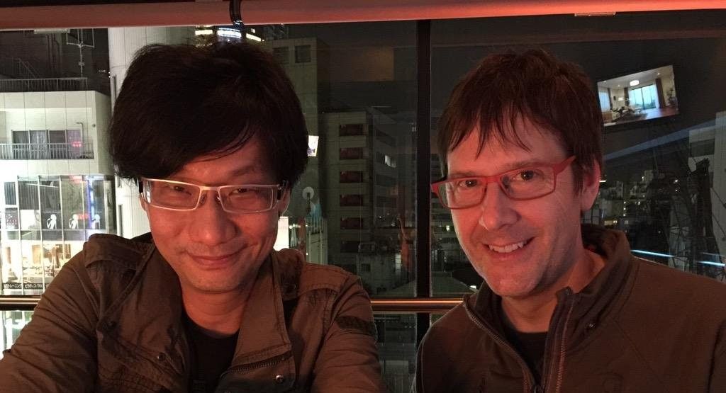 Kojima in una foto con Mark Cerny di Sony