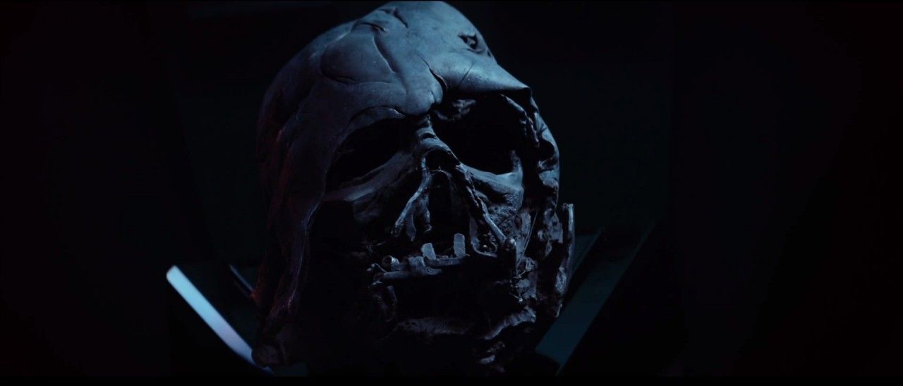 In una nuova immagine Kylo Ren contempla il casco di Darth Vader