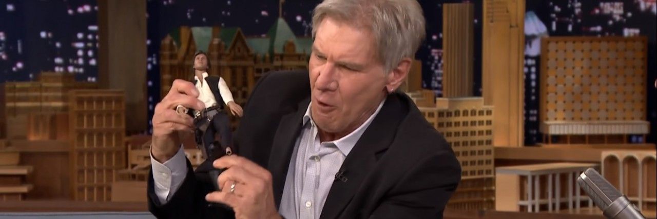 Harrison Ford usa una sua action figure per riprodurre l'incidente sul set di Star Wars: Il Risveglio della Forza