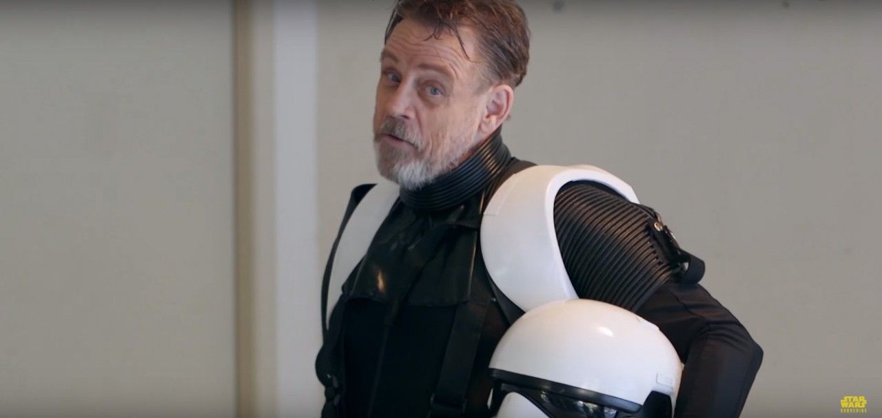 Mark Hamill gira per Hollywood Blvd vestito da Stormtrooper per Force for Change