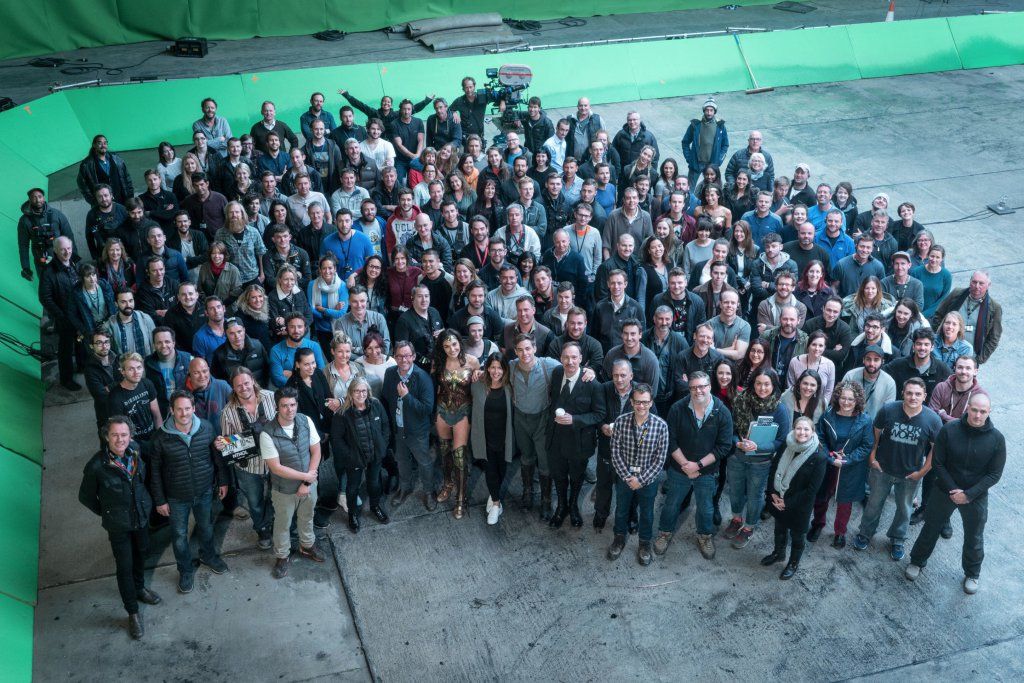 Terminate le riprese di Wonder Woman! La foto di cast e troupe