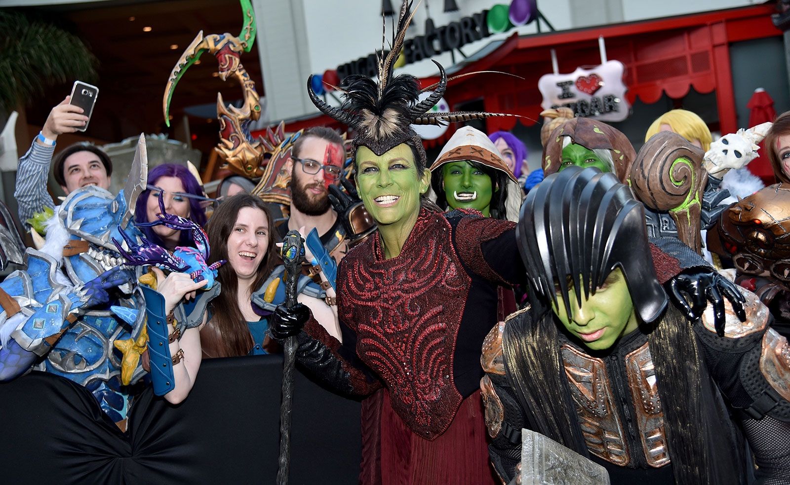 Jamie Lee Curtis in cosplay alla Premier di Warcraft - L'Inizio