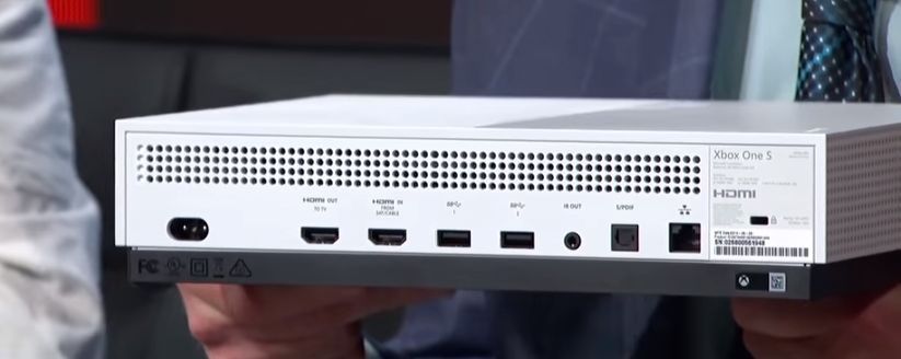 Xbox One S si "Spoglia" in diretta