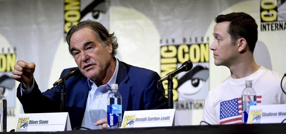 Oliver Stone si scaglia contro Pokémon GO