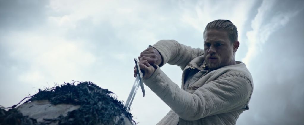 King Arthur si mostra in un nuovo trailer italiano