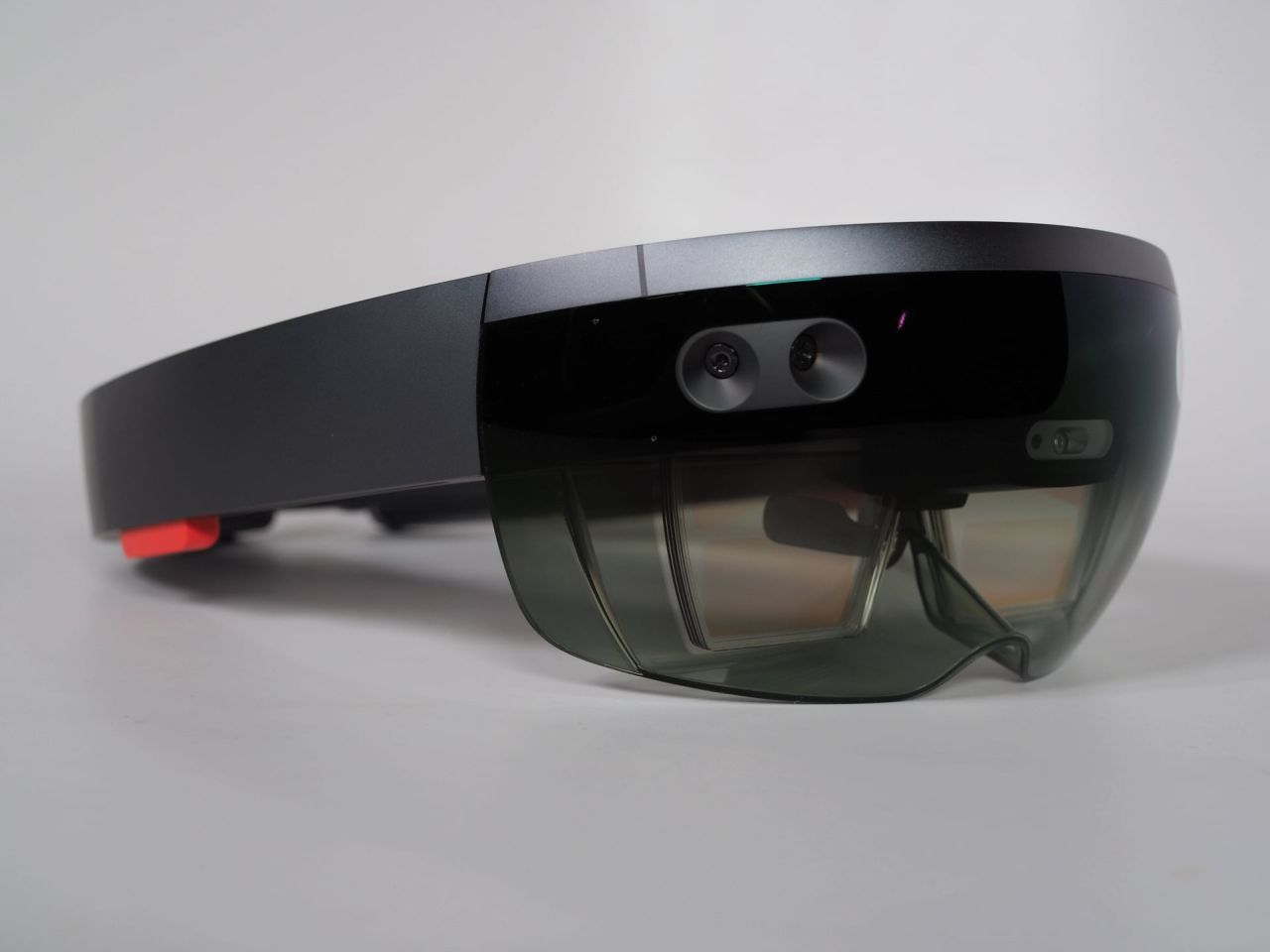 Hololens mostrato in tutte le angolazioni