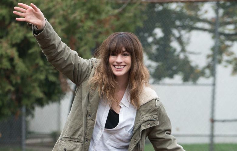 Una clip da Colossal il monster movie con Anne Hathaway