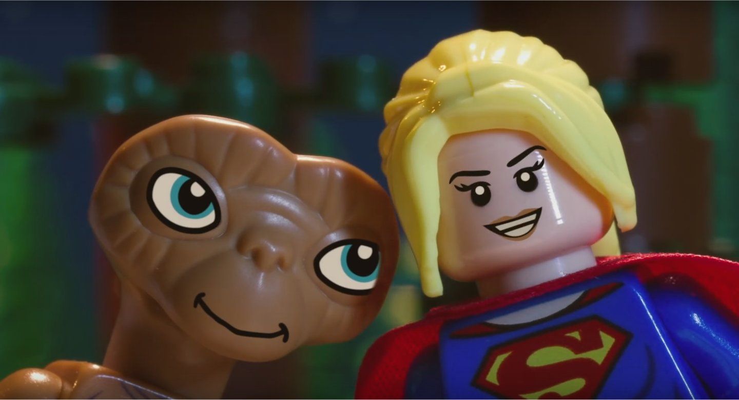 Supergirl presenta E.T. su LEGO Dimensions