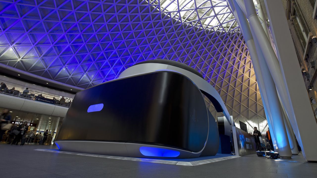 Un PlayStation VR GIGANTE alla Kings Cross Station di Londra