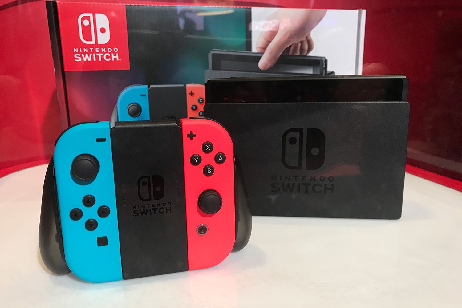 Volete sapere cosa c'è dentro la confezione dello Switch?