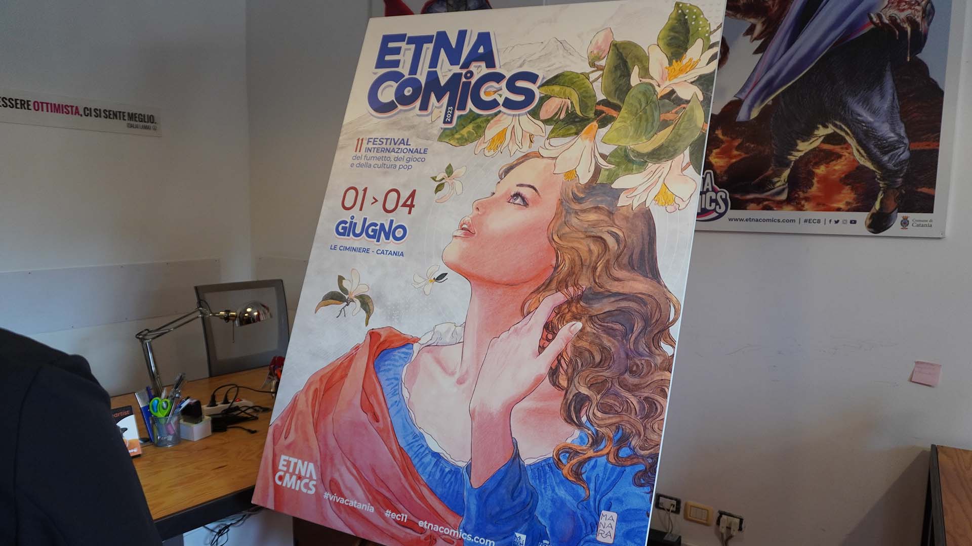 Etna Comics 2023, ecco il manifesto di Milo Manara: "lo sguardo rivolto al cielo e una bellezza eterea, pura e immortale"