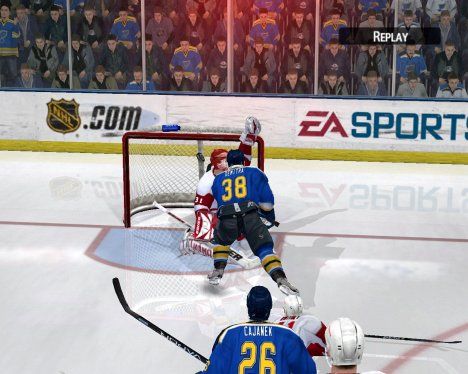 Demitra piazza il puck alle spalle di Joseph per il goal di St.Louis